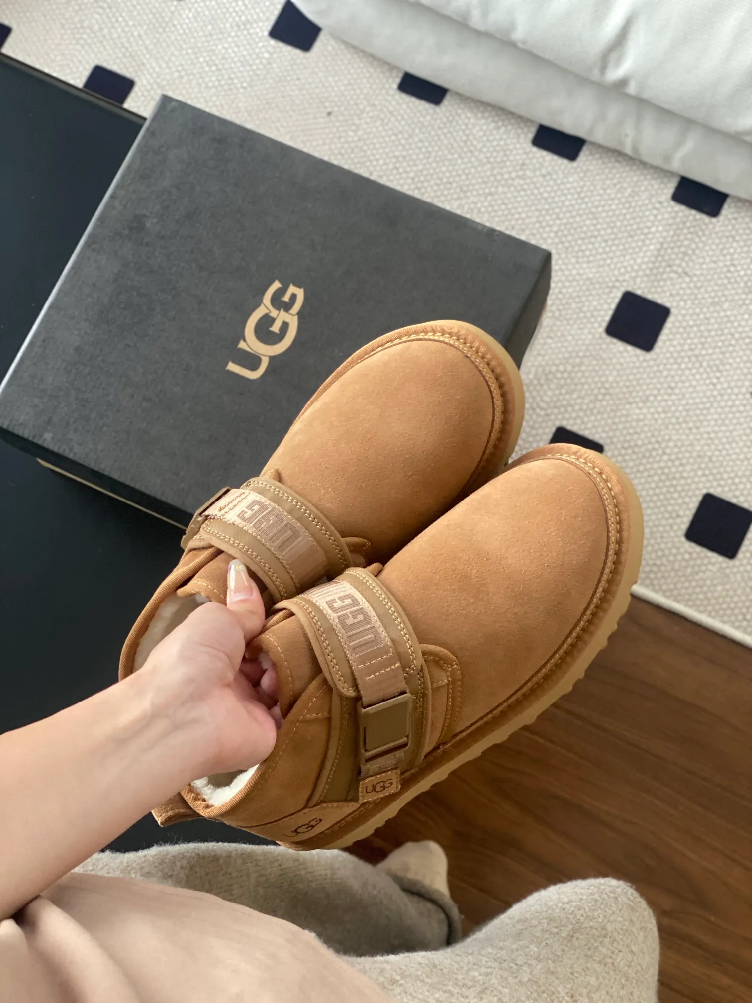 [UGG] P: 580💰 Men's model. Size: 39-44 UGG men's snow boots and wool shoes. The most popular style is now available, Neumel Snapback (buckle style). Material: cowhide➕sheep fur. Outsole: rubber (light wing technology) light! light! light! Super waterproof and available in 3⃣️ colors.